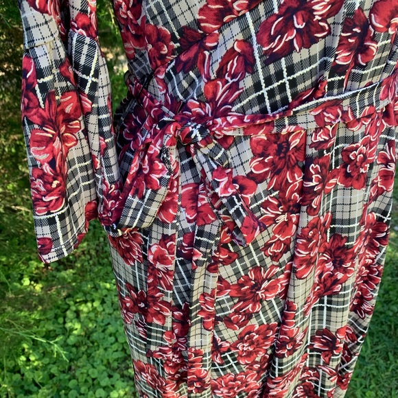 Red and black plaid & 🌺 flower dress. - Picture 1 of 6